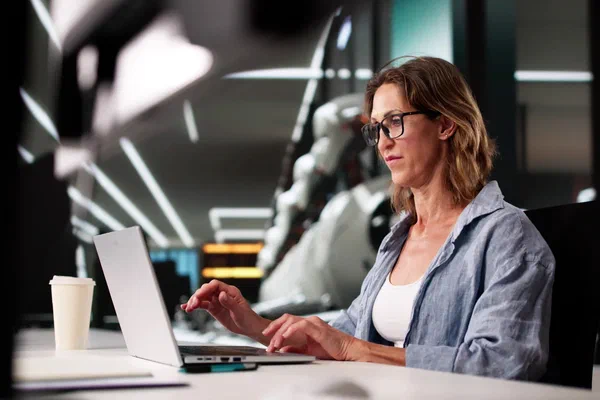 Person am Laptop mit KI-Umgebung als Bild für Zukunftsfähigkeit und Digitalisierung | Demain